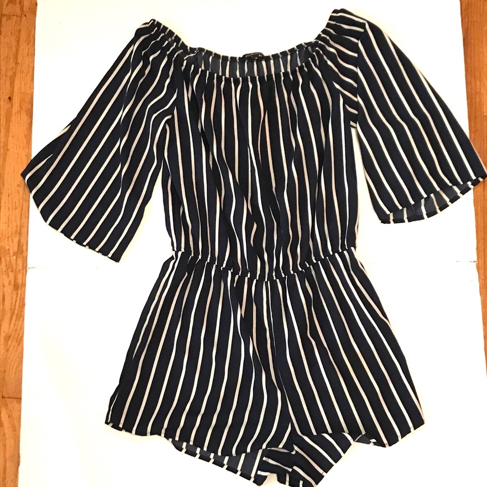 Ambience White & Black Skirt/Pants Suit Size (M)